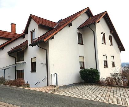 Helle Maisonette-Wohnung mit Balkon und Fernblick in Mönchröden