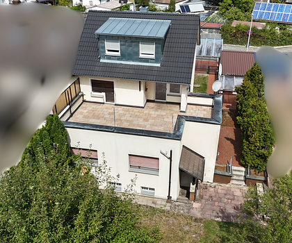 Vielseitiges Zweifamilienhaus mit Dachterrasse, großem Garten, Nebengebäude und 4 Stellplätzen