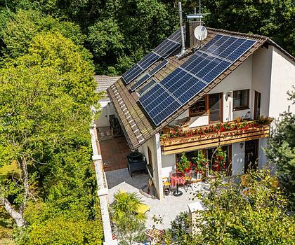 HEGERICH: Großzügiges Familienhaus mit weitläufigem Garten in begehrter Lage von Schwaig