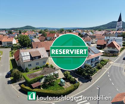 Familienglück auf drei Ebenen: Top gepflegtes Zweifamilienhaus mit ausgebautem DG in Berngau