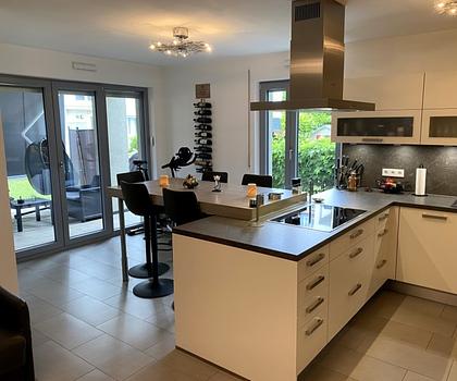 Moderne Komfort- Wohnung mit Terrasse 
und KFZ - Stellplatz in der Tiefgarage ...