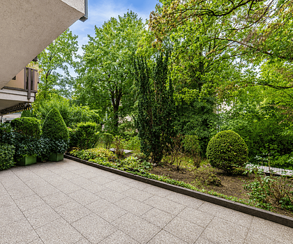 HEGERICH: Großzügige Gartenwohnung mit weitläufiger Terrasse und Tiefgaragenstellplatz