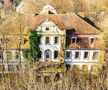 HEGERICH: Denkmalgeschütztes Schloss mit viel Potential in Illesheim