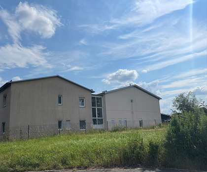 Produktionshalle mit Büro, Wohnung und Baugrundstück