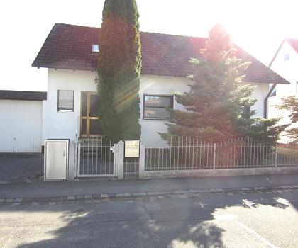 Freistehendes Einfamilienhaus mit kompakter Doppelhaushälfte – 910 m² Grundstück in Fürth-Hardhöhe