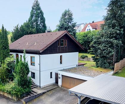 Zwei Wohneinheiten - ein Zuhause!
Einfamilienhaus mit Einliegerwohnung  - Gartenidylle & Fernblick inklusive