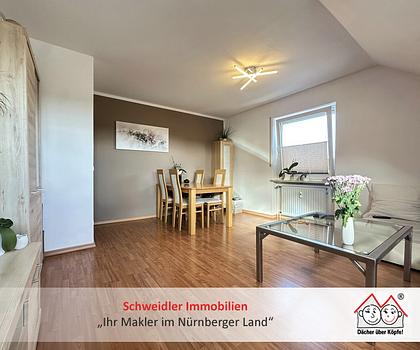 Gemütlich unterm Dach: Helle 2-Zimmer-Wohnung mit Einbauküche und Stellplatz in Lauf