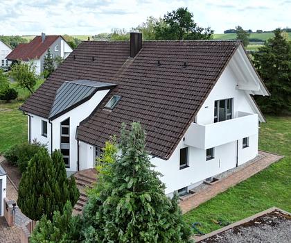+++TOP RENOVIERTES EINFAMILIENHAUS MIT GROSSEM GARTEN IN HERRLICHER ORTSRANDLAGE IN KALCHREUTH+++