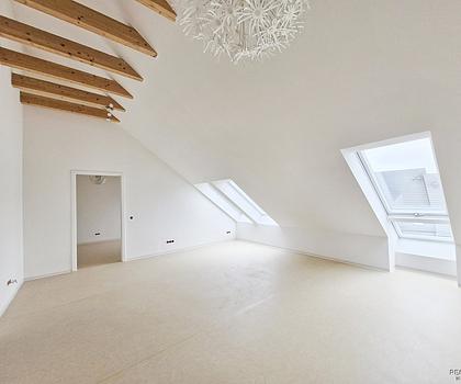 Moderne Dachgeschosswohnung mit Aufzug, Einbauküche & Tiefgarage