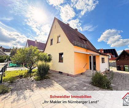 Stadt vor der Tür, Garten hinterm Haus: Ihr neues Einfamilienhaus mit Kamin & Garage in Lauf
