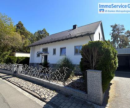 Familientraum: Repräsentatives Einfamilienhaus mit großem Gartengrundstück am Waldrand, in Zirndorf.