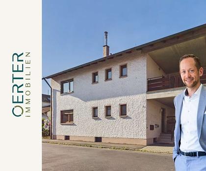 Sanierungsbedürftiges  Zweifamilienhaus mit Garten, Balkon & Garagen