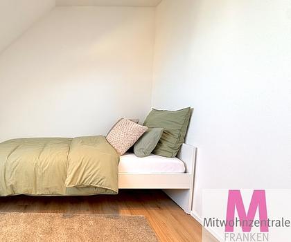 Modern möbliertes Zimmer in 4er-WG