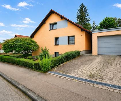 Raum für Generationen: Gepflegtes Zweifamilienhaus mit Wohlfühl-Garten in ruhiger Waldrandlage