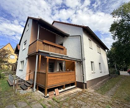 Zweifamilienhaus mit großem Nebengebäude und optionalem Baugrundstück