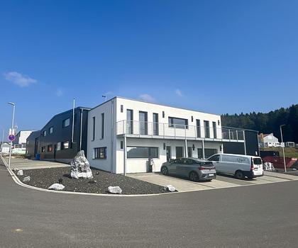 Gewerbehallen mit Büroflächen