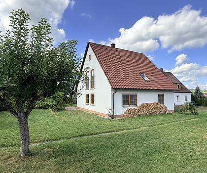 Zwei Einfamilienhäuser mit großzügigem und sonnigem Garten