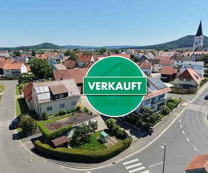 Familienglück auf drei Ebenen: Top gepflegtes Zweifamilienhaus mit ausgebautem DG in Berngau