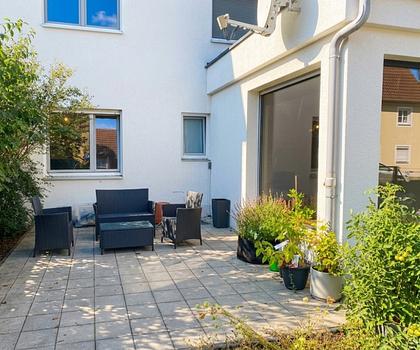 Modernisierte Wohnung 
mit Terrasse und Garten sowie KFZ- Stellplatz 