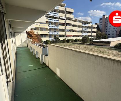 Freie 3-Zimmer-Wohnung mit großem Balkon u. Tiefgaragenstellplatz