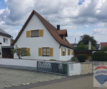 Stilvolles Einfamilienhaus mit großer Doppelgarage