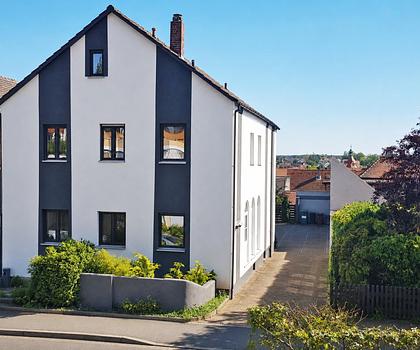 Gepflegtes Aparthotel mit 7 Gästezimmern, separatem Apartment und 5 Stellplätzen.
