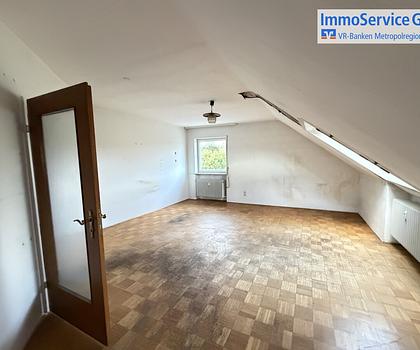 Sanierungsbedürftige 2,5-Zimmer-Dachgeschosswohnung direkt am Hainbergpark mit Außenstellplatz