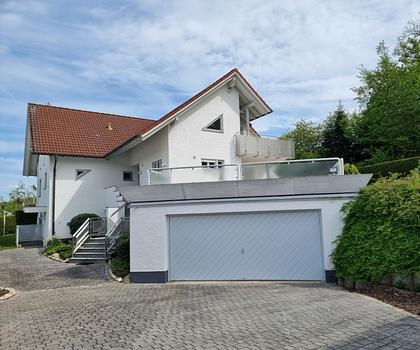 Außergewöhnliches Architektenhaus
mit zwei großzügigen Doppelgaragen