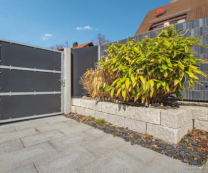 Ihr Eingang zum neuen zu Hause, mit viel Grün und genug Platz im Garten