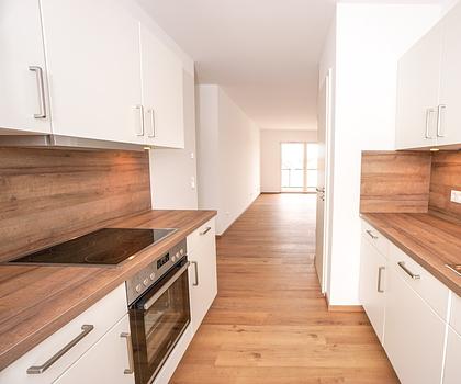 Helle 4-Zimmer-Wohnung mit großem Westbalkon, Einbauküche, Fußbodenheizung, bodentiefer Dusche uvm.