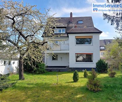 Renovierungsbedürftiges Dreifamilienhaus mit 2 Garagen, inkl. Baugrundstück im Garten!