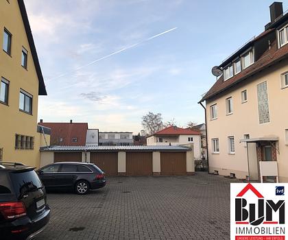 *Zwei Mehrfamilienhäuser - Balkone - Stellplätze - Garagen*