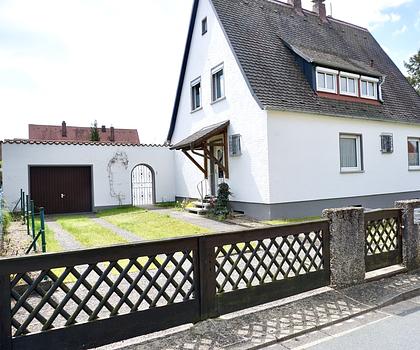 Wecken Sie dieses Einfamilienhaus aus dem Dornröschenschlaf!
Wohnen und Leben in Burgthann!