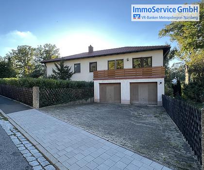 Winkelbungalow mit Einliegerwohnung, zwei Garagen und großem Grundstück!