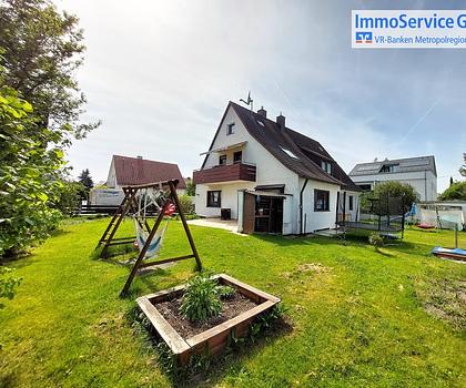 Begehrte Lage in Nürnberg-Altenfurt: Zweifamilienhaus mit Garage und Garten!