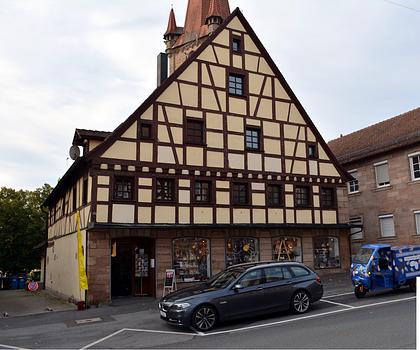 *Dachgeschoss - 2 Zimmer - Zur Hofseite gelegen - Bad mit Fenster*
