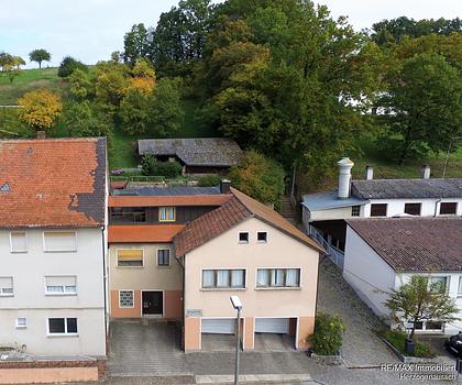 Zweifamilienhaus mit Gewerbeanbau und großem Garten