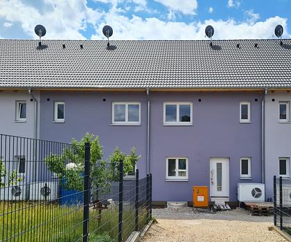 Neubau RMH KFW 55, mit Photovoltaik und zwei PKW-Stellplätzen