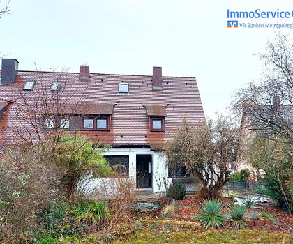 Renovierungsbedürftige DHH mit Garten und Garage in Feucht!