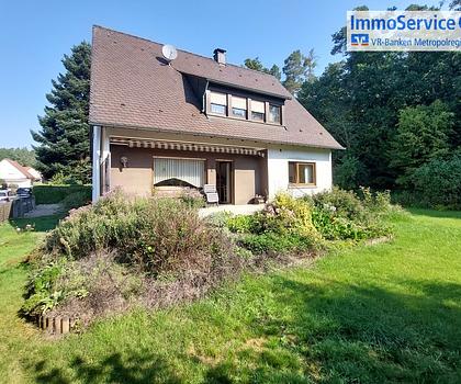 Freistehendes EFH mit zwei Wohnungen, großem Garten, Carport und Garage in direkter Waldrandlage!
