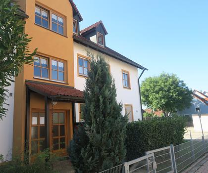 Wohnen am Bahnhofsbuck! 3 Zi.-Eigentumswohnung mit Balkon in bester Lage von Heilsbronn