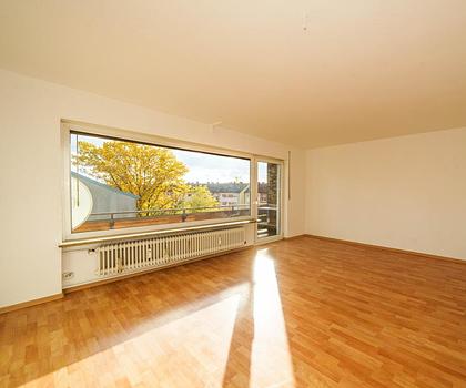 Lage! Lage! Lage! Freie großzügige Wohnung mit Balkon.