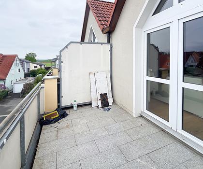 Modernes Wohnen mit Balkon, Einbauküche und Stellplatz! 