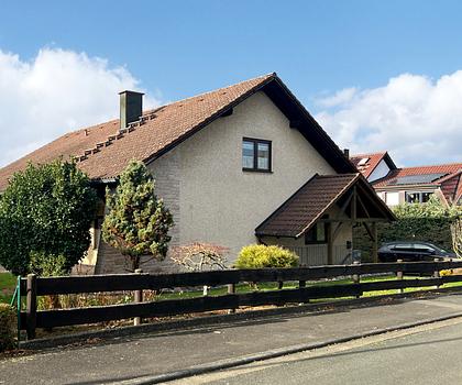 Gelegenheit: Großzügiges Einfamilienhaus mit Einliegerwohnung, Ausbaureserve und großem Garten in Buttenheim