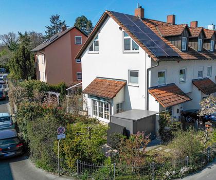 Top gepflegtes Reihenendhaus
Nur 5 Gehminuten in die Innenstadt
Ideal für Familien!