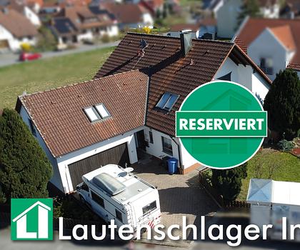 Da schau her! Familienfreundliches Zweiparteienhaus mit Doppelgarage in ruhiger Lage von Freystadt