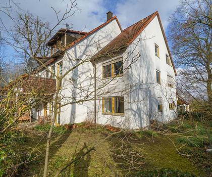 Lukrative Kapitalanlage. Großzügige Wohnung mit Garage und romantischem Garten.