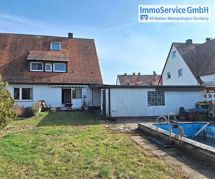 Renovierungsbedürftige DHH mit zwei getrennten Wohnungen auf schönem Grundstück mit Garten und Pool