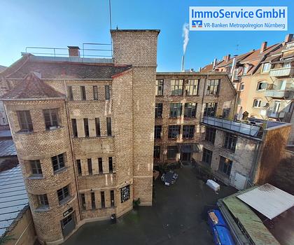 MFH mit 5 Wohnungen, Rückgebäude mit 6 Gewerbeeinheiten sowie eine vermietete Ateliereinheit im KG