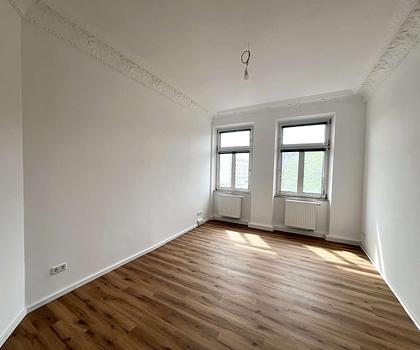 HEGERICH: Umfassend renovierte 4-Zimmer Altbauwohnung in sehr zentraler Lage!